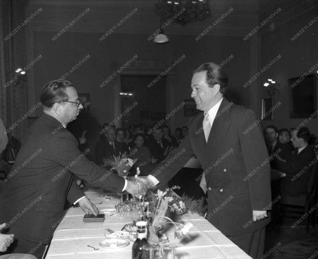 Állami ünnep - Kitüntetés - Irodalmi és művészeti díjak átadása