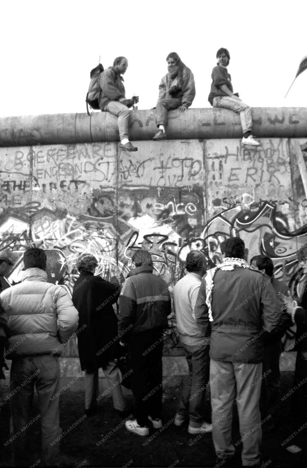 Külpolitika - A berlini fal megnyitása