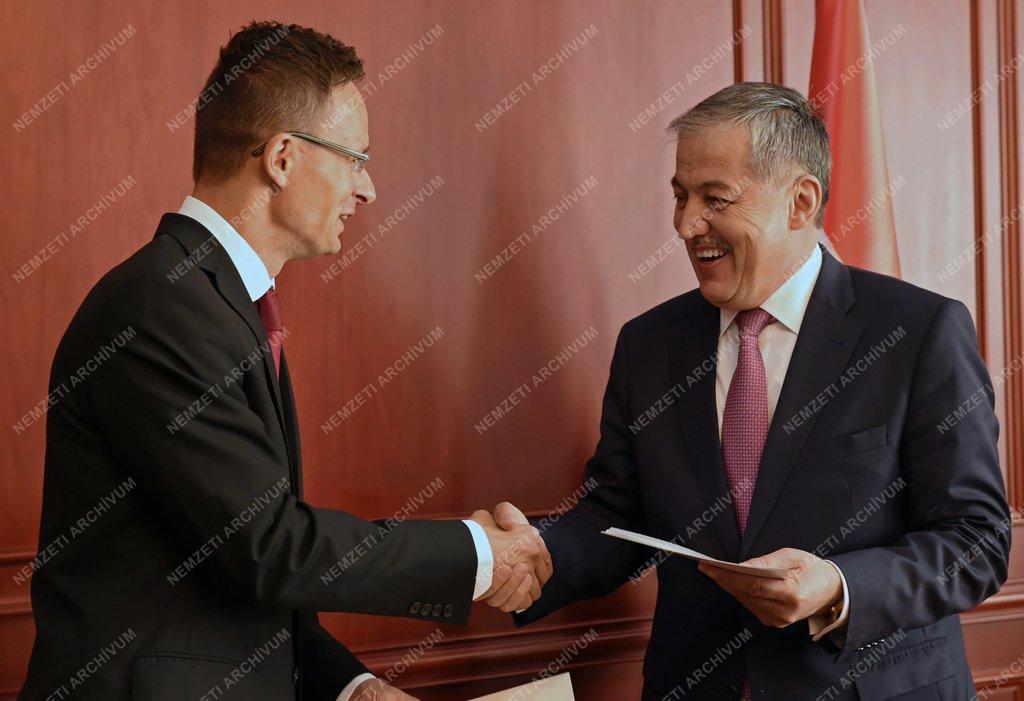 Szijjártó Péter Tádzsikisztánban