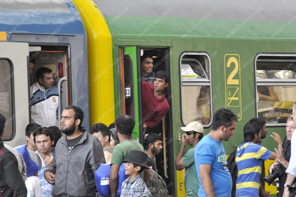 Illegális bevándorlás - Budapest - Migránsok a Keleti pályaudvaron