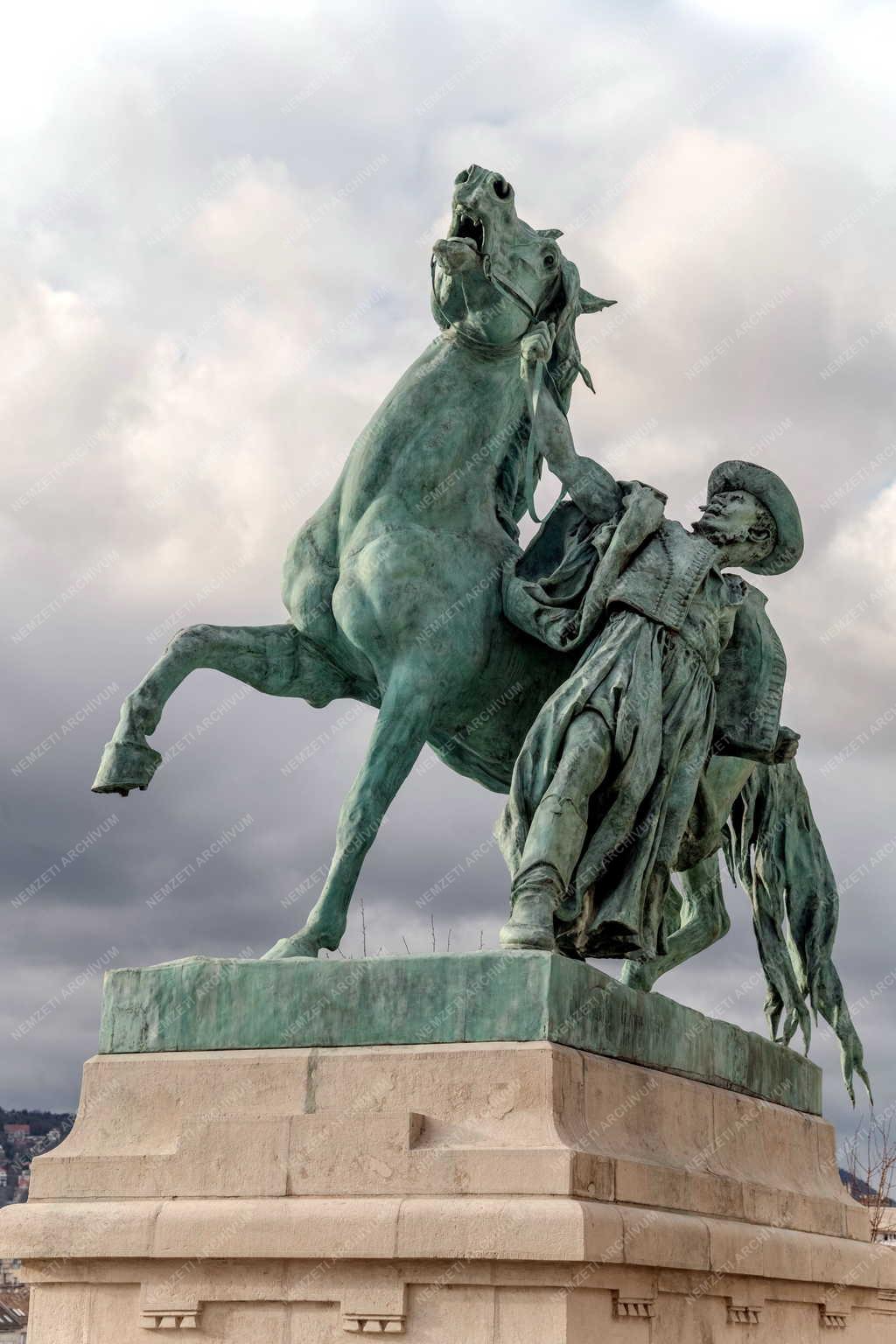 Városkép - Budapest - Lófékező szobor a Királyi Lovarda épülete előtt