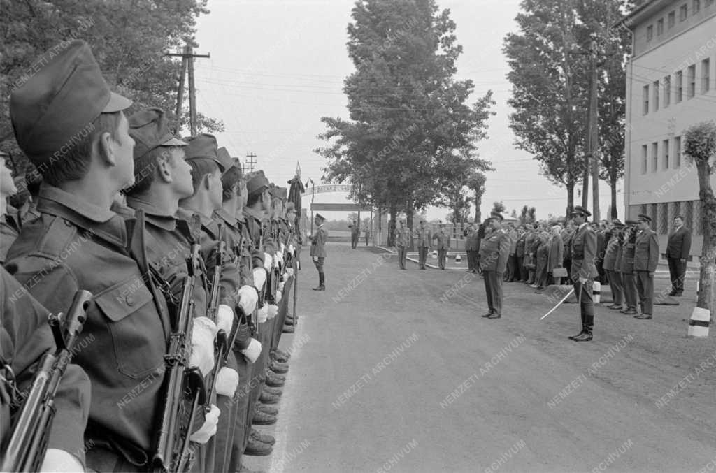 Belpolitika - Díszegység tiszteleg a laktanya udvarán 