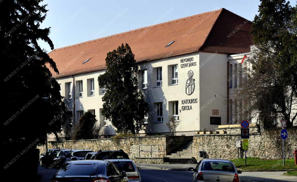 Oktatás - Várpalota - Nepomuki Szent János Katolikus Általános Iskola 