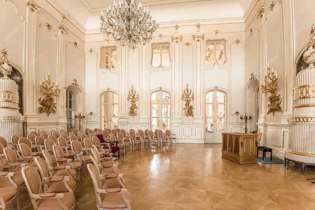 Épület - Az Esterházy-kastély zeneterme