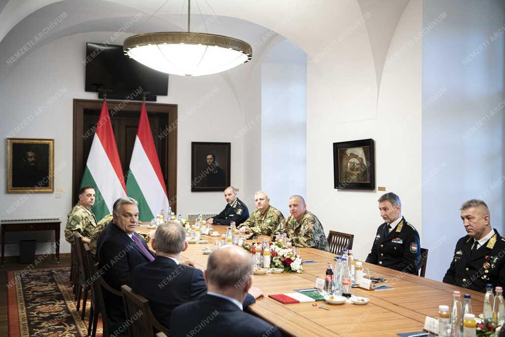 A rendőri és katonai vezetőket fogadta Orbán Viktor 