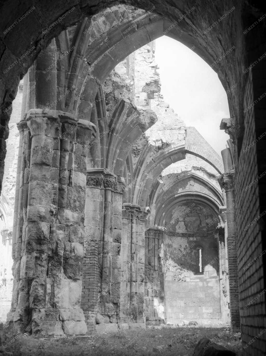 Műemlék - A zsámbéki templomrom