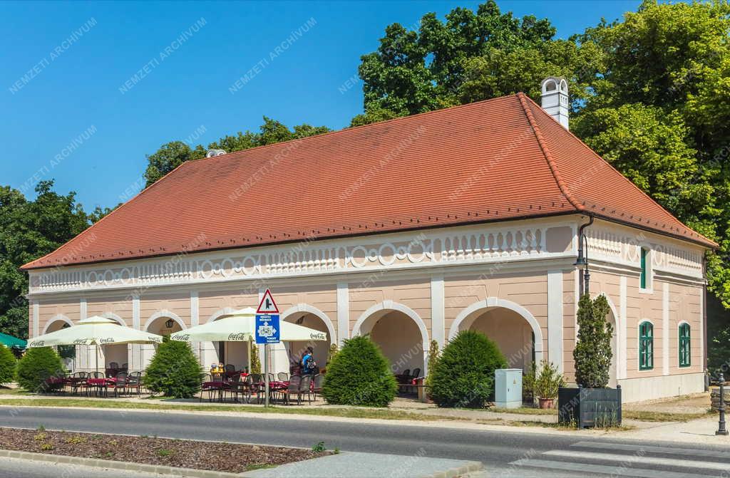 Épület - Fertőd - Gránátos Étterem