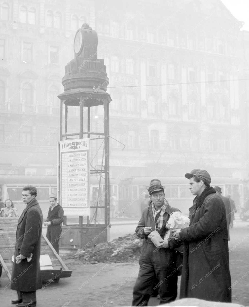 Városkép-életkép - Randevúóra a Nemzeti Színháznál