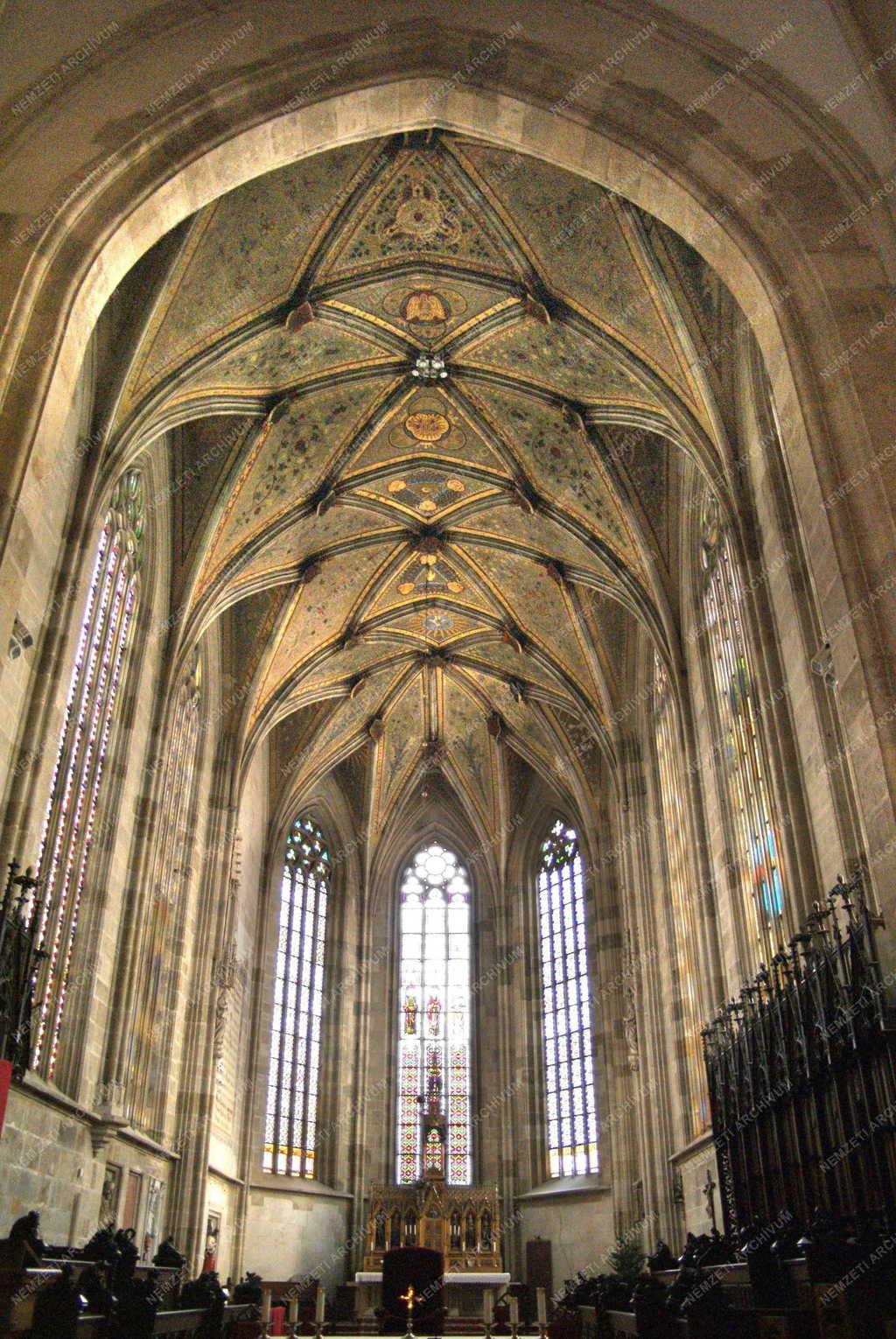 Egyházi épület - Pozsony - A Szent Márton-dóm szentélye