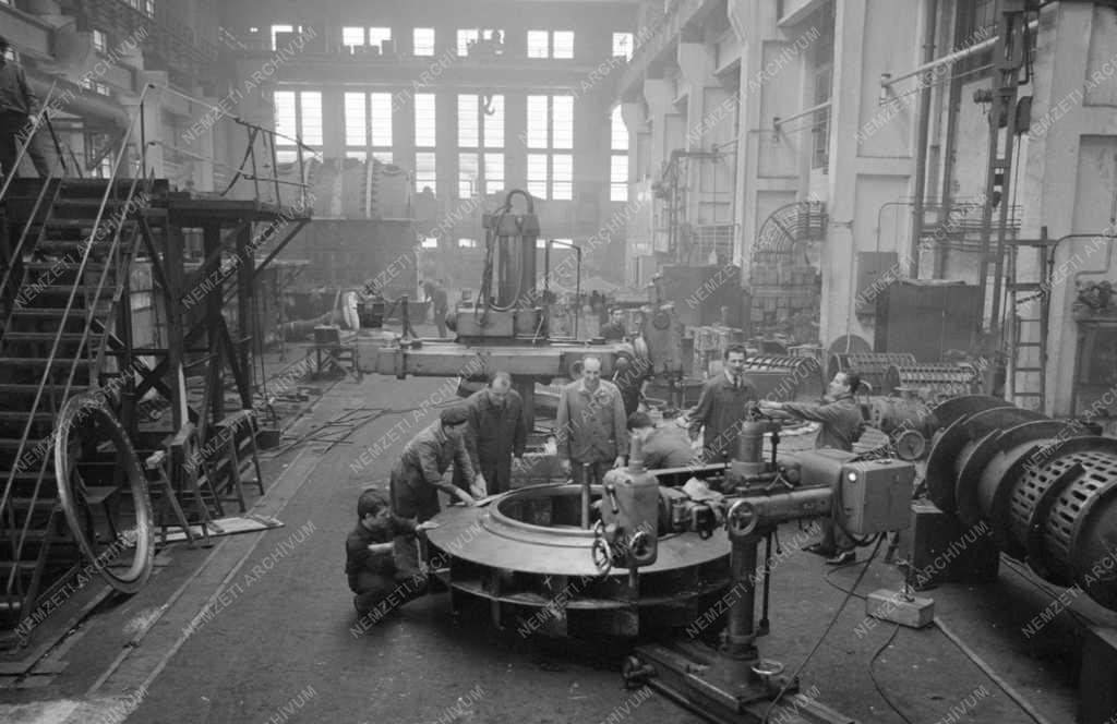 Ipar - Óriásturbina készül a Láng Gépgyárban