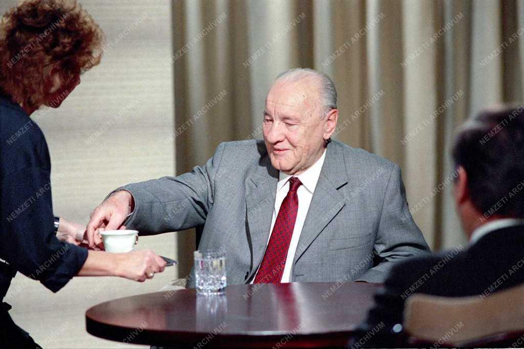 Kádár János a Televízió székházában