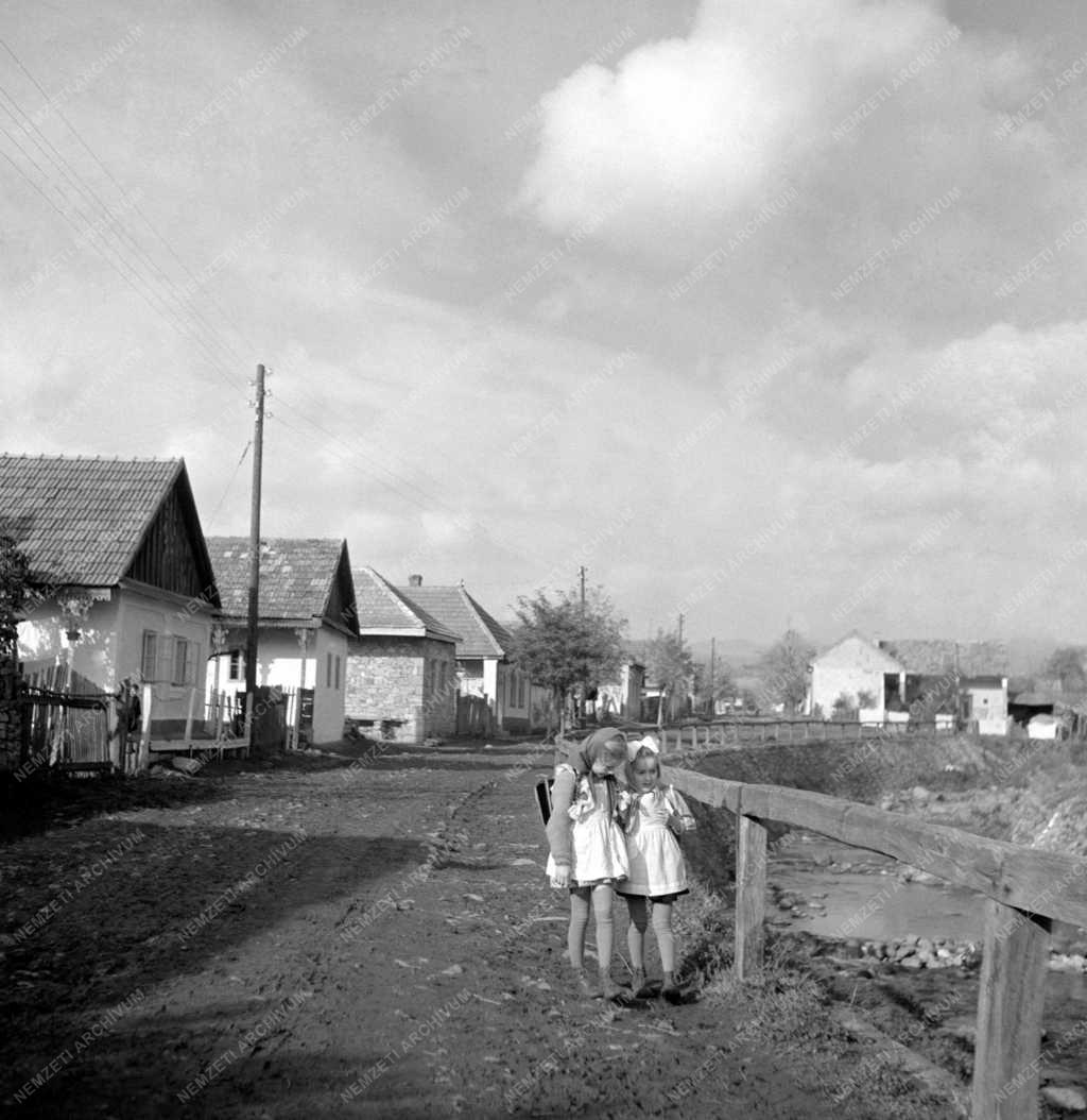 Általános iskola - Tanulók az úton