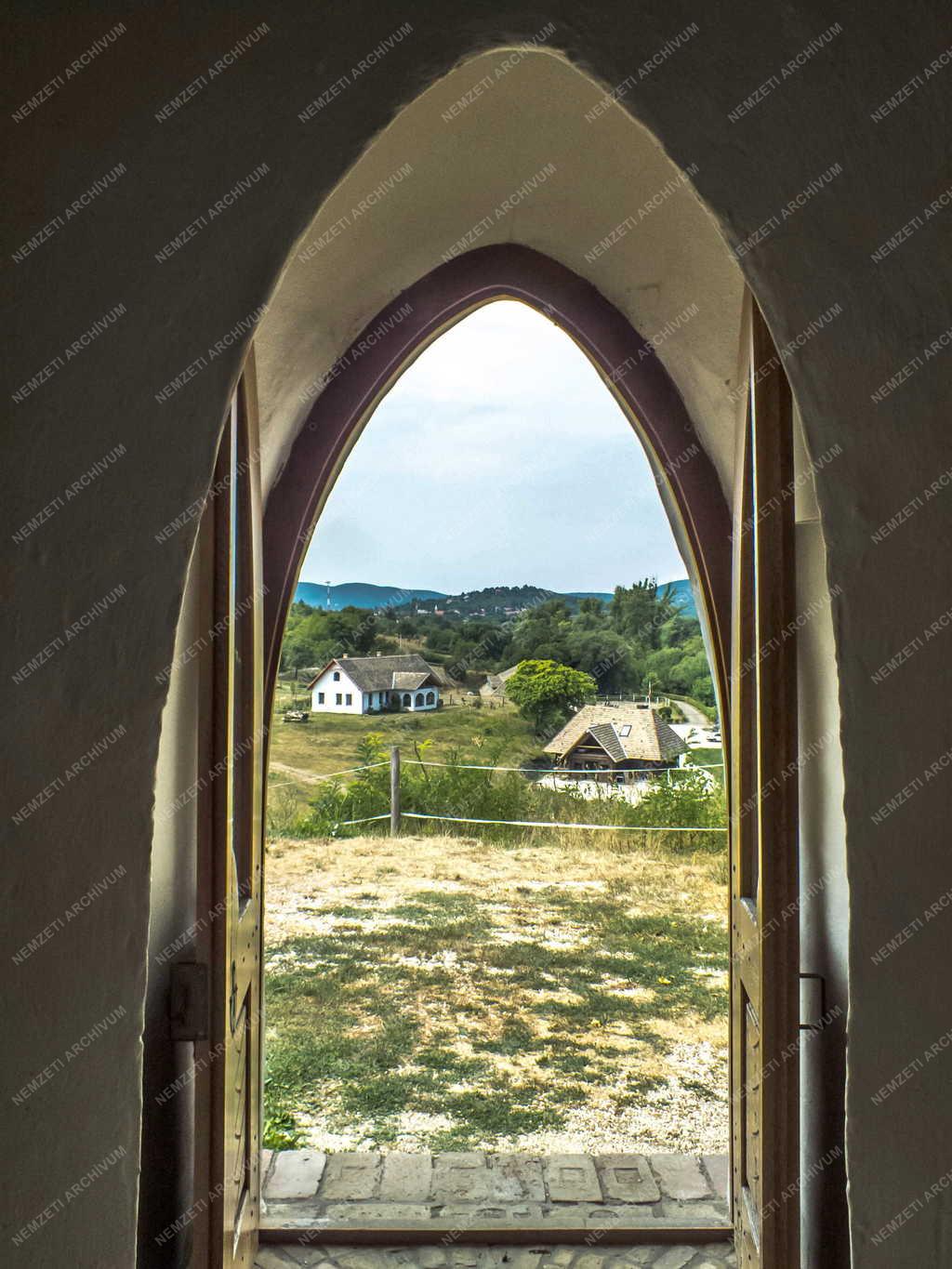 Egyházi épület - Verőce - A Kárpát-Haza Templom bejárata