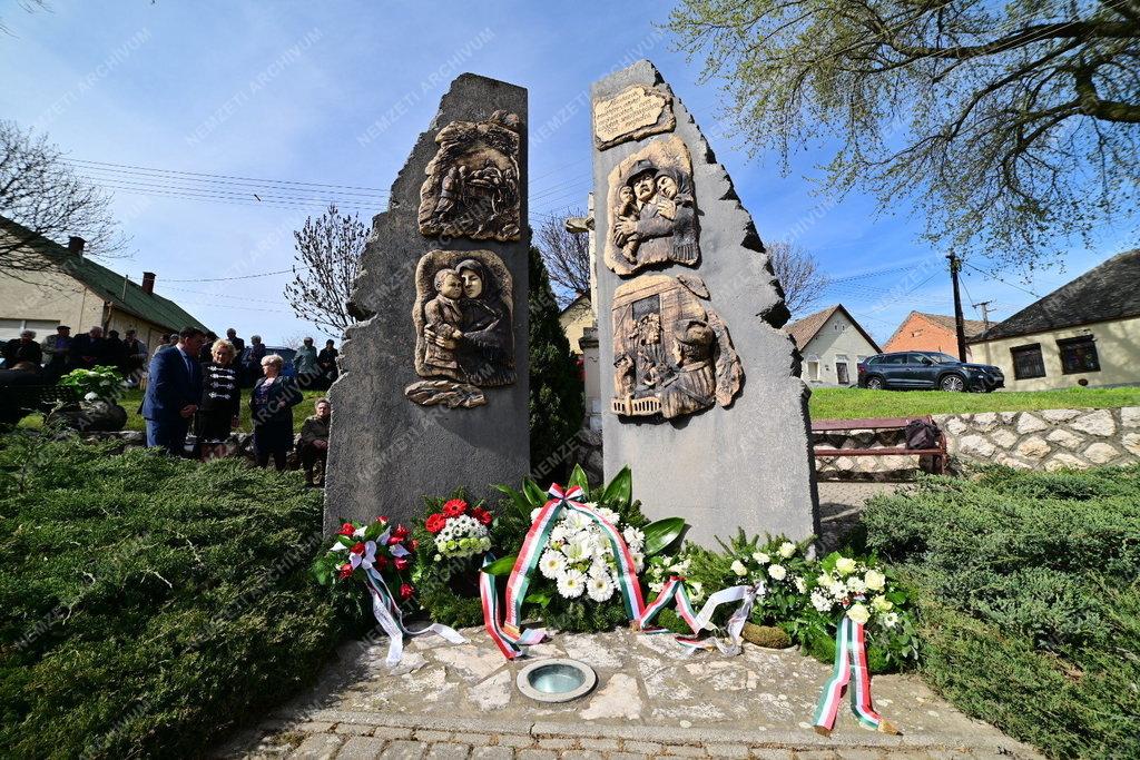 Megemlékezés a felvidéki kitelepítettek emléknapján Mágocson 