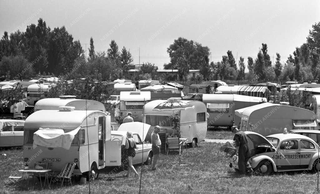 Nyaralás - Nyaralók a balatonfüredi kempingben