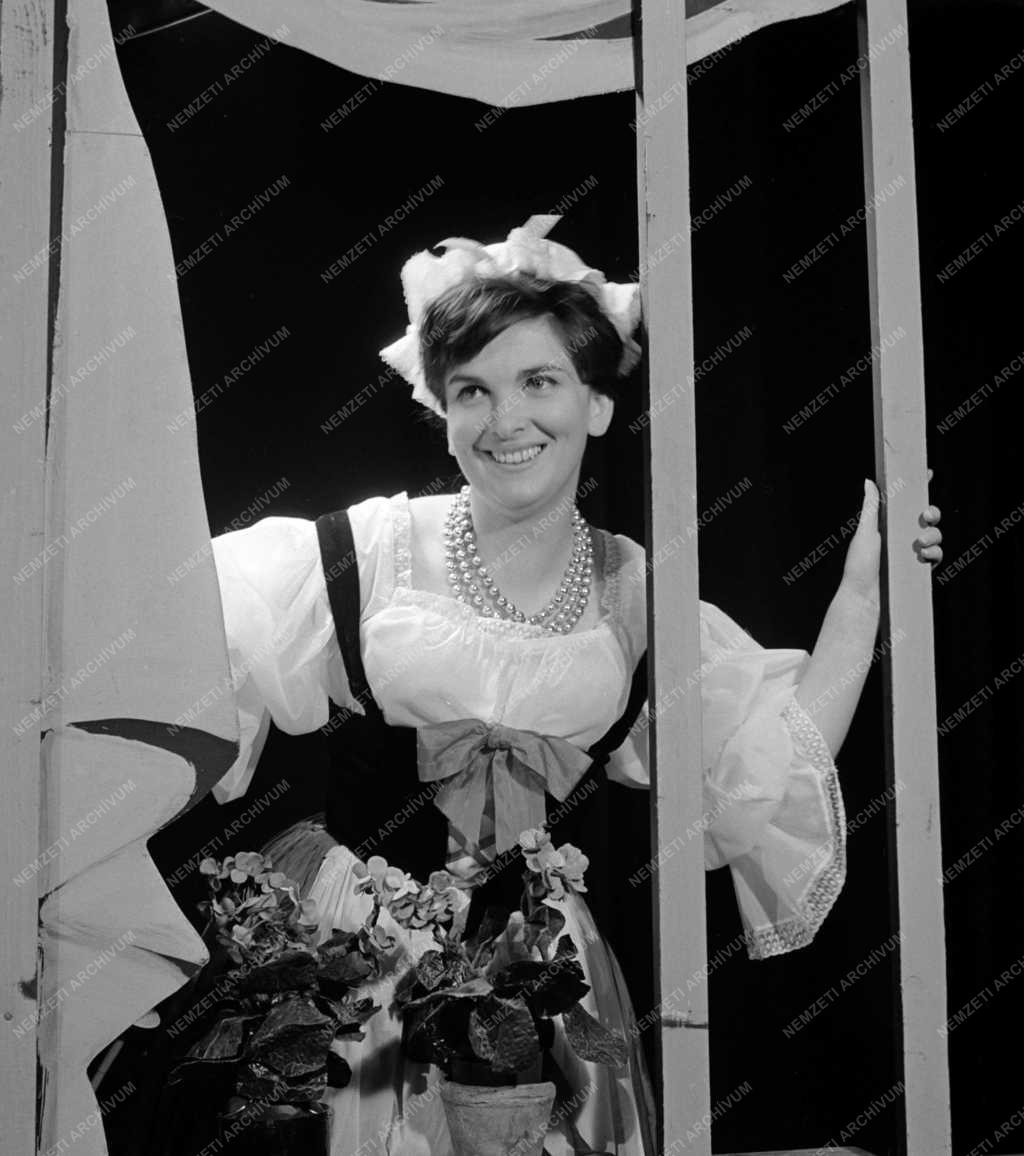 A Színház és Filmművészeti Főiskola IV. éves hallgatóinak vizsgaelőadása. Bemutatásra került Offenbach: „Fortunio dala” és „Eljegyzés lámpafénynél” című két egyfelvonásos vígoperája