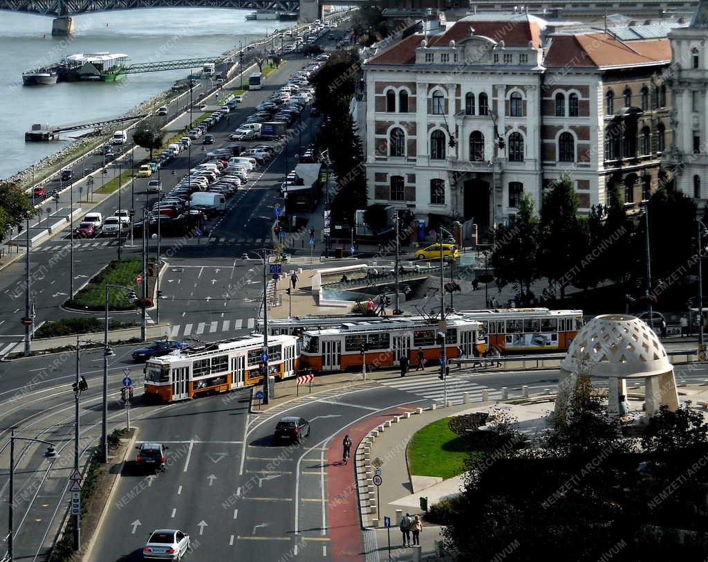 Közlekedés - Budapest - Forgalom a Szent Gellért téren