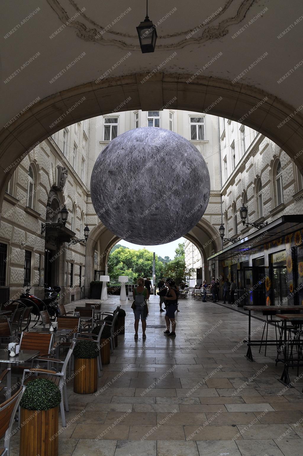 Kultúra - Budapest - Hold-installáció