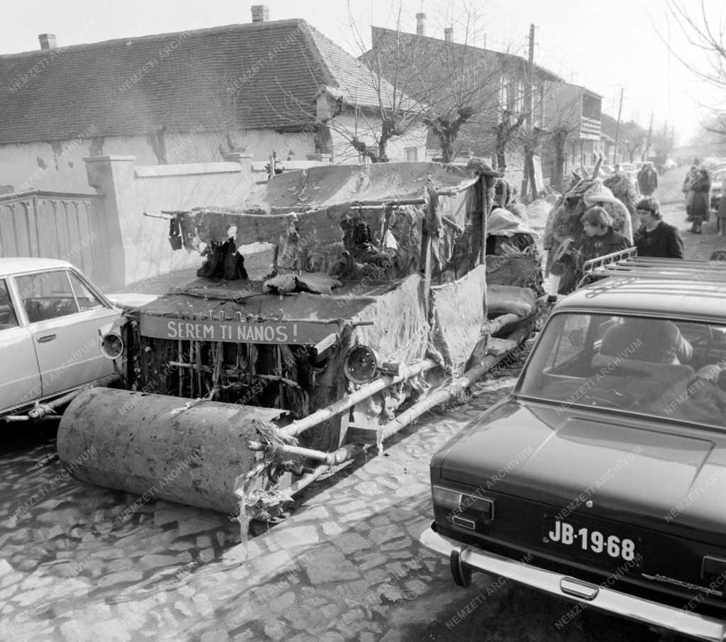 Városkép - Busójármű a farsangon