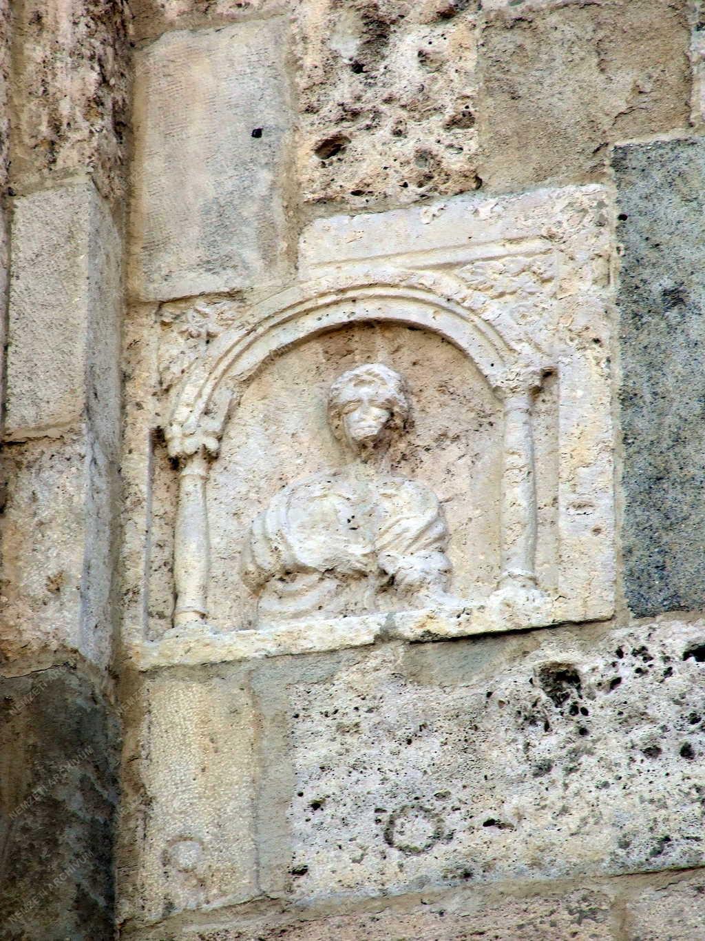 Történelmi emlék - Római sírkő a győri székesegyház fal