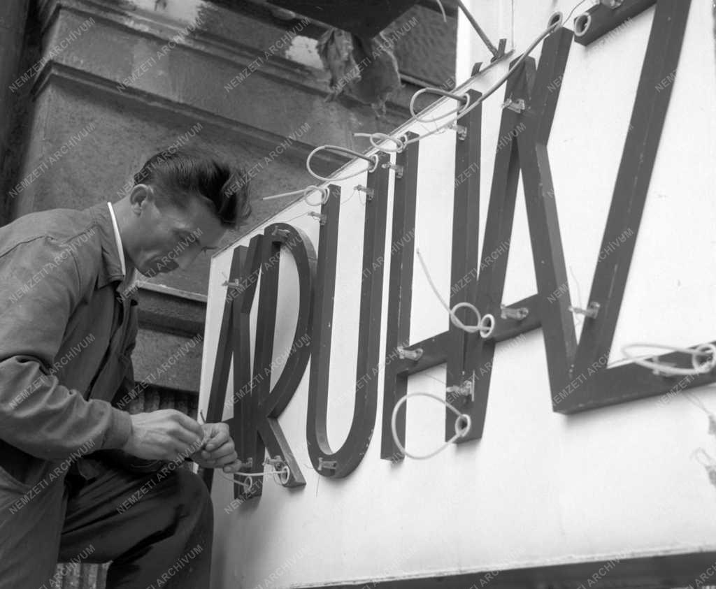 Reklám - Új neonreklámok felszerelése Budapesten