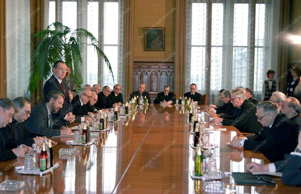 Belpolitika - Grósz Károly egyházi vezetőkkel találkozik