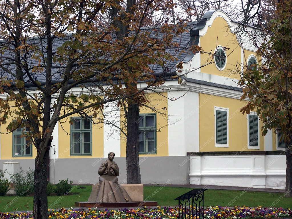 Városkép - Hatvan - Lesznai Anna emlékműve