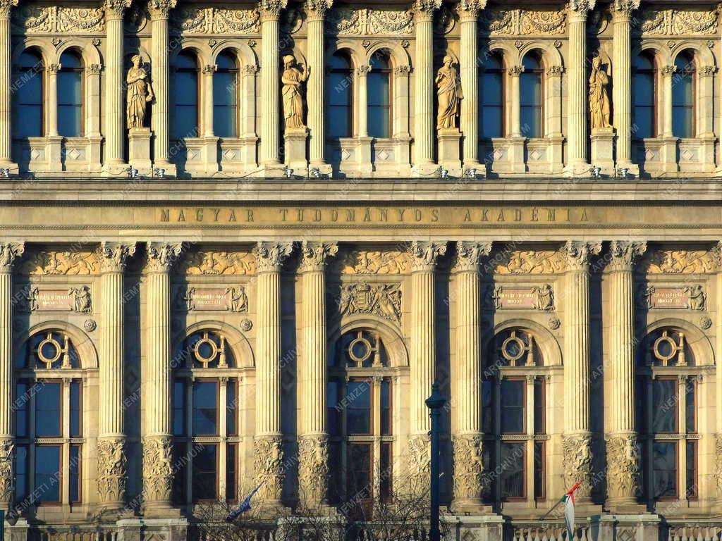 Budapest - Műemlék - Az MTA-székház díszei
