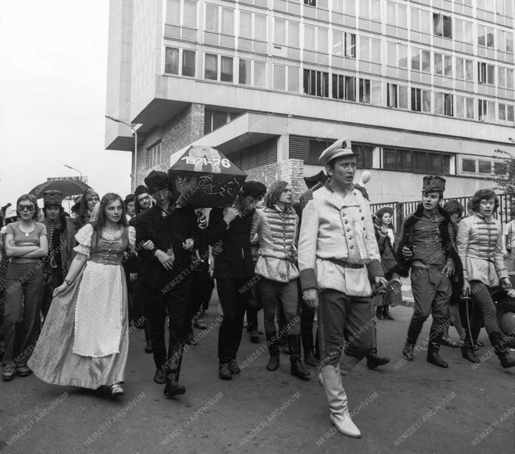 Oktatás - A Műszaki Egyetem végzőseinek vidám ballagása