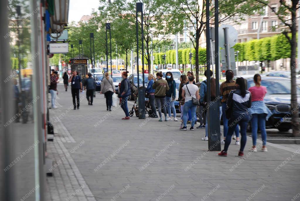 Városkép - Budapest - Indul a vásárlás a boltban
