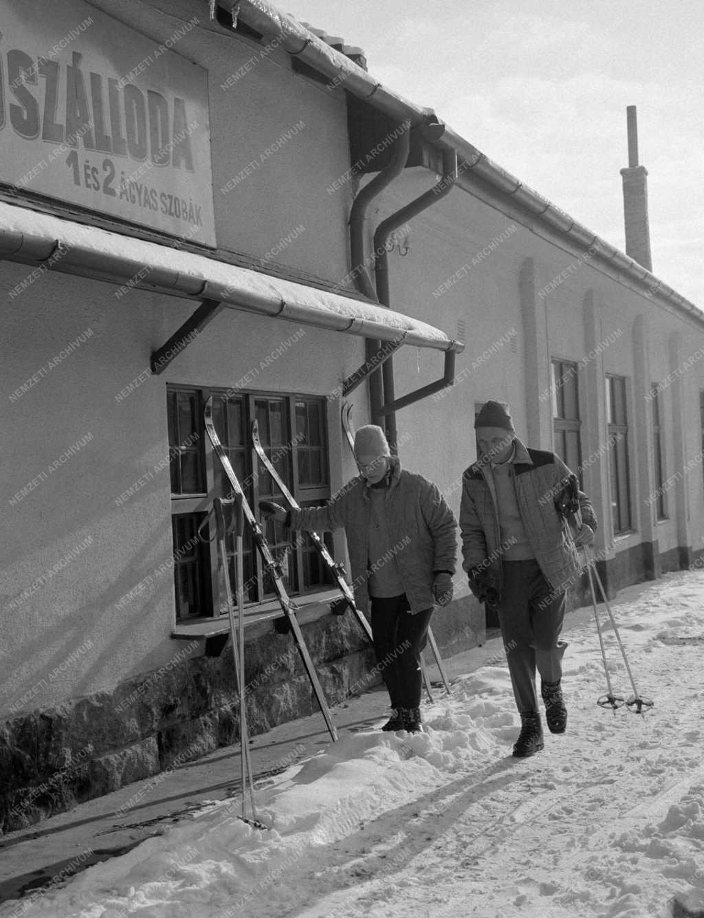 Szabadidő - Sízők a Normafánál