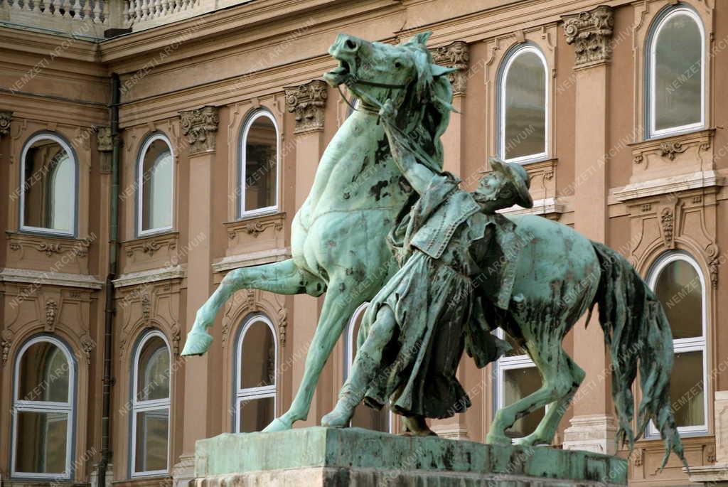 Köztéri szobor - Lófékező