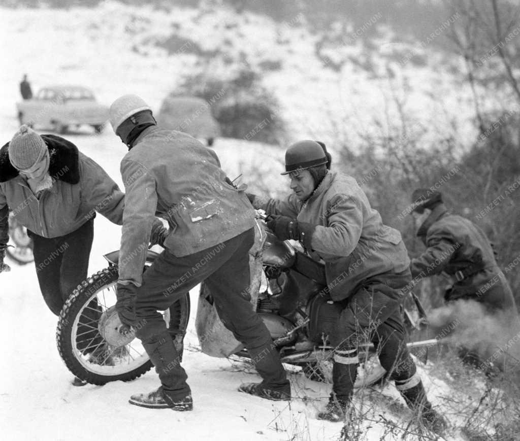 Sport - Motokrossz edzés havas pályán