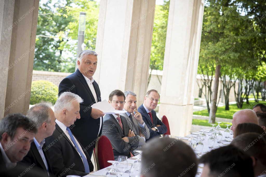 Orbán Viktor kormánya megalakításáról egyeztetett