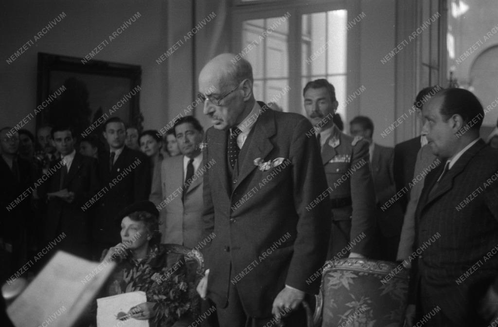 KÁROLYI M. ÉRKEZÉSE a Károlyi palotában