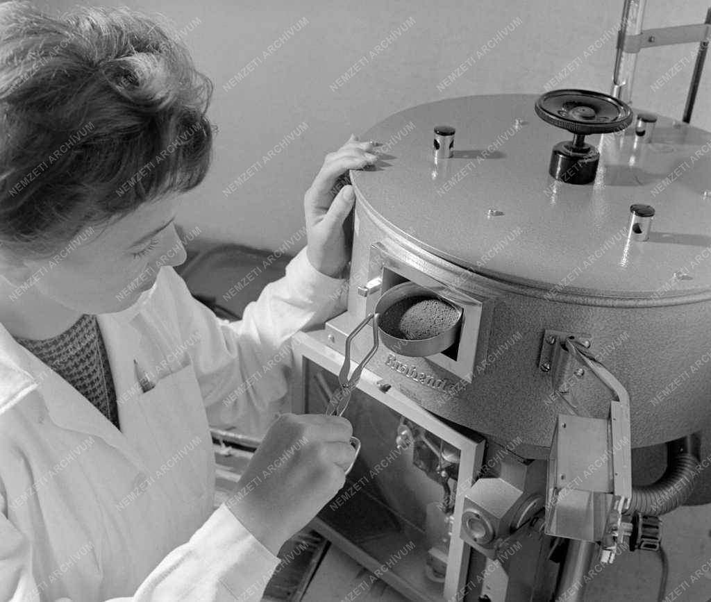 Mezőgazdaság - Pécsi Állami Gazdaság laboratóriuma