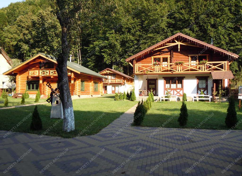 Ukrajna - Poljana - Rönkházak