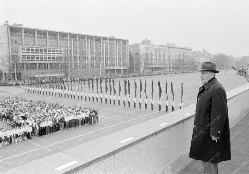 Belpolitika - Kádár János a május 1-jei felvonuláson