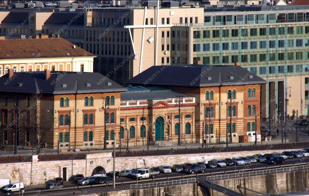 Budapest - Gépkocsik a rakparton