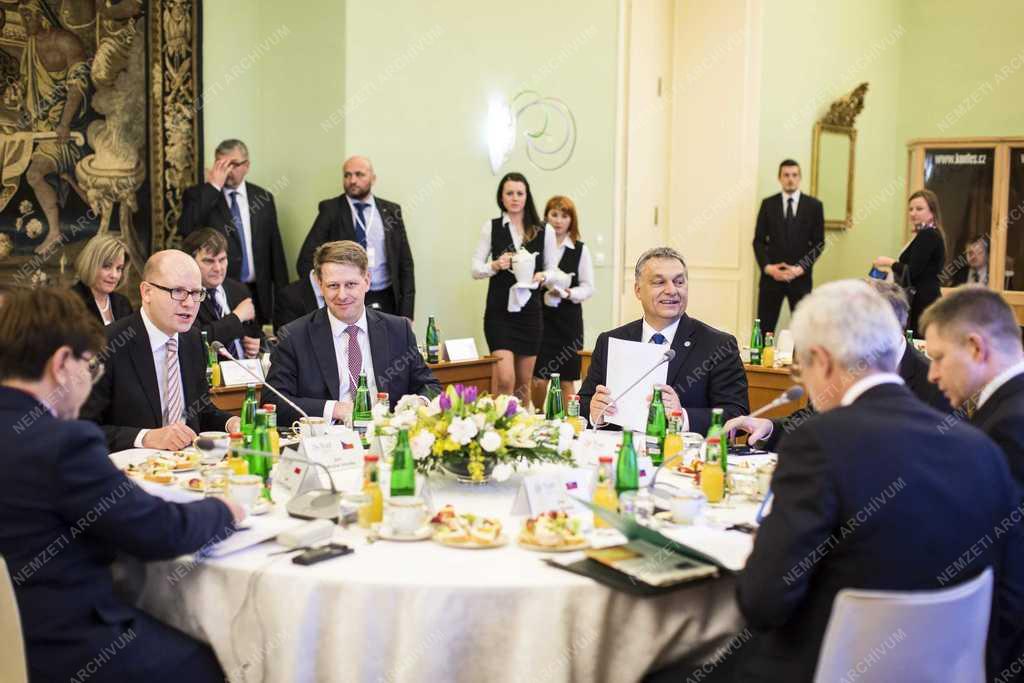 V4-csúcs - Orbán Viktor a rendkívüli kormányfői találkozón