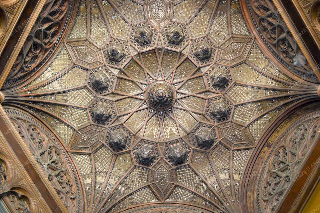 Épület - Budapest - A Párizsi udvar