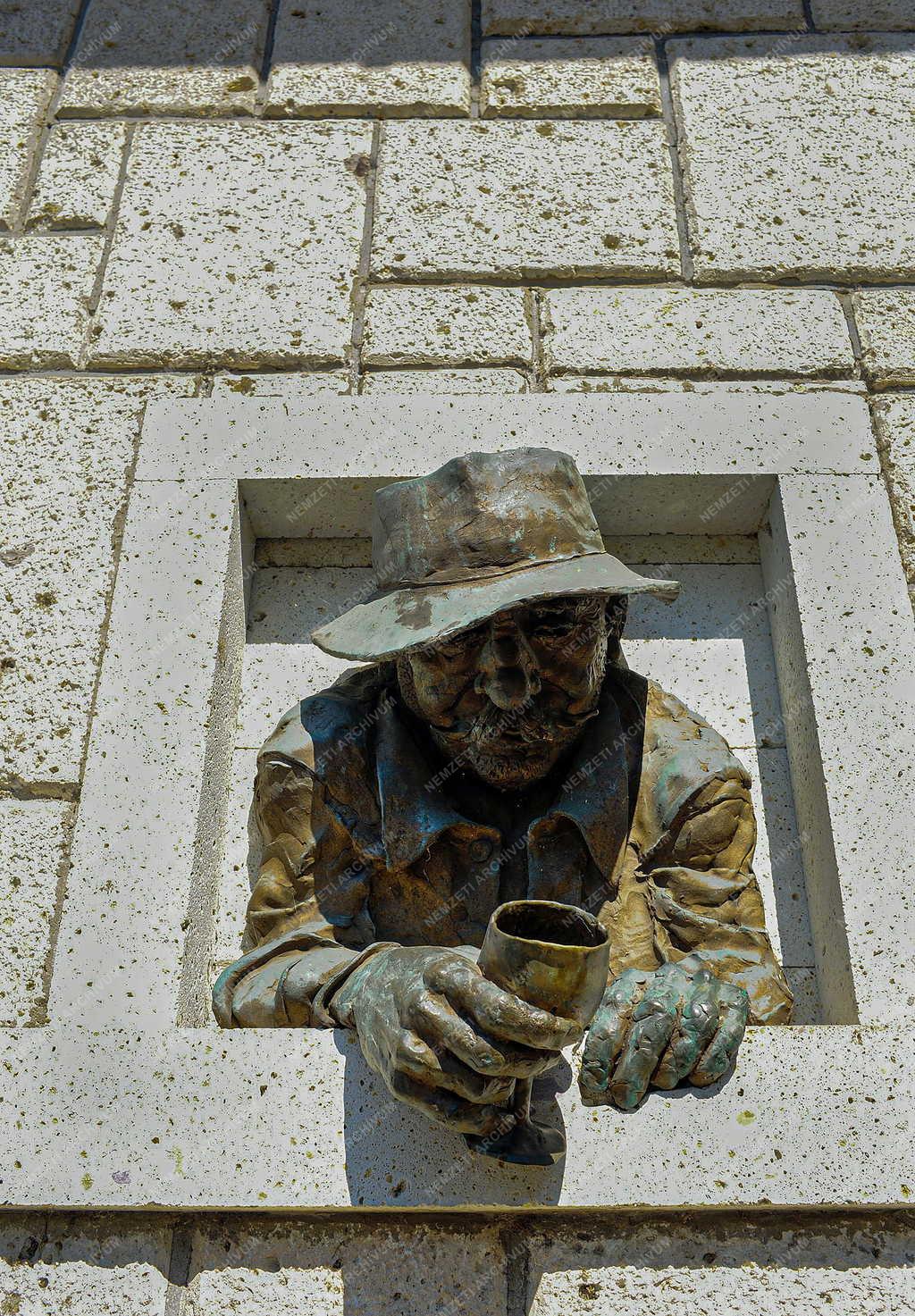 Városkép - Tokaj - Ismeretlen borivó szobra