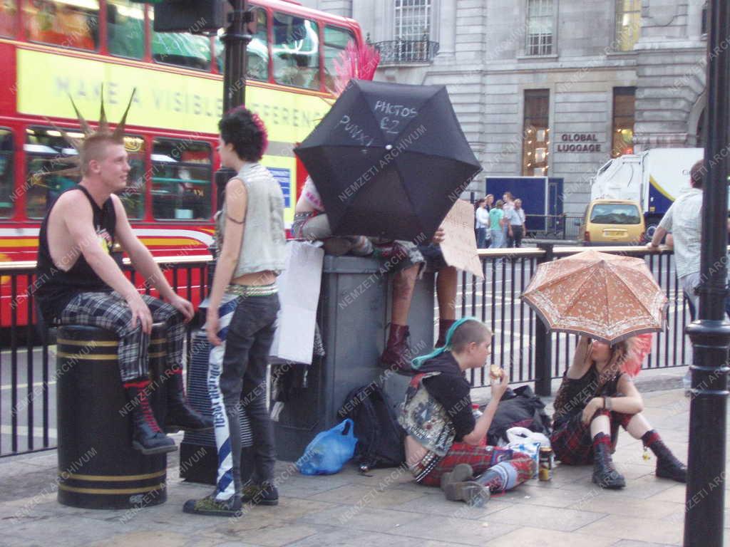 London - Punkok a Piccadilly Circusnál