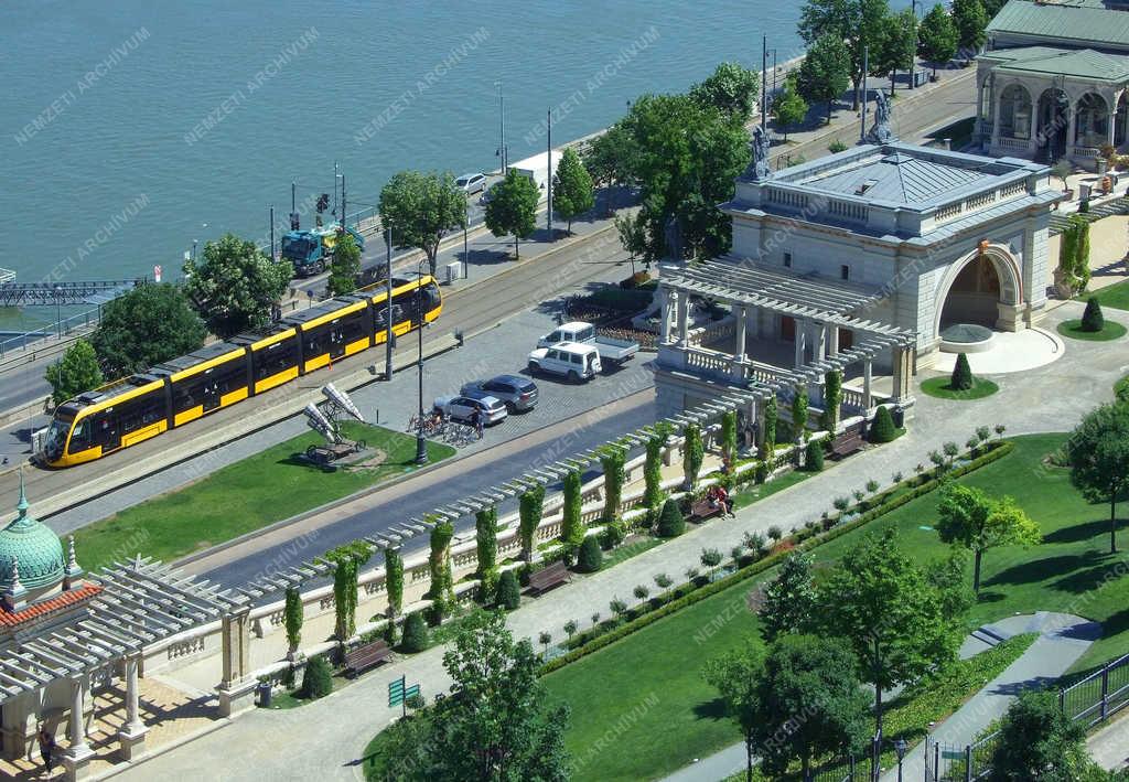Városkép - Budapest - Kilátás a Várkert Bazárra a Várból