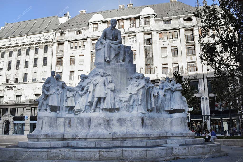 Köztéri szobor - Budapest - Vörösmarty Mihály-emlékmű