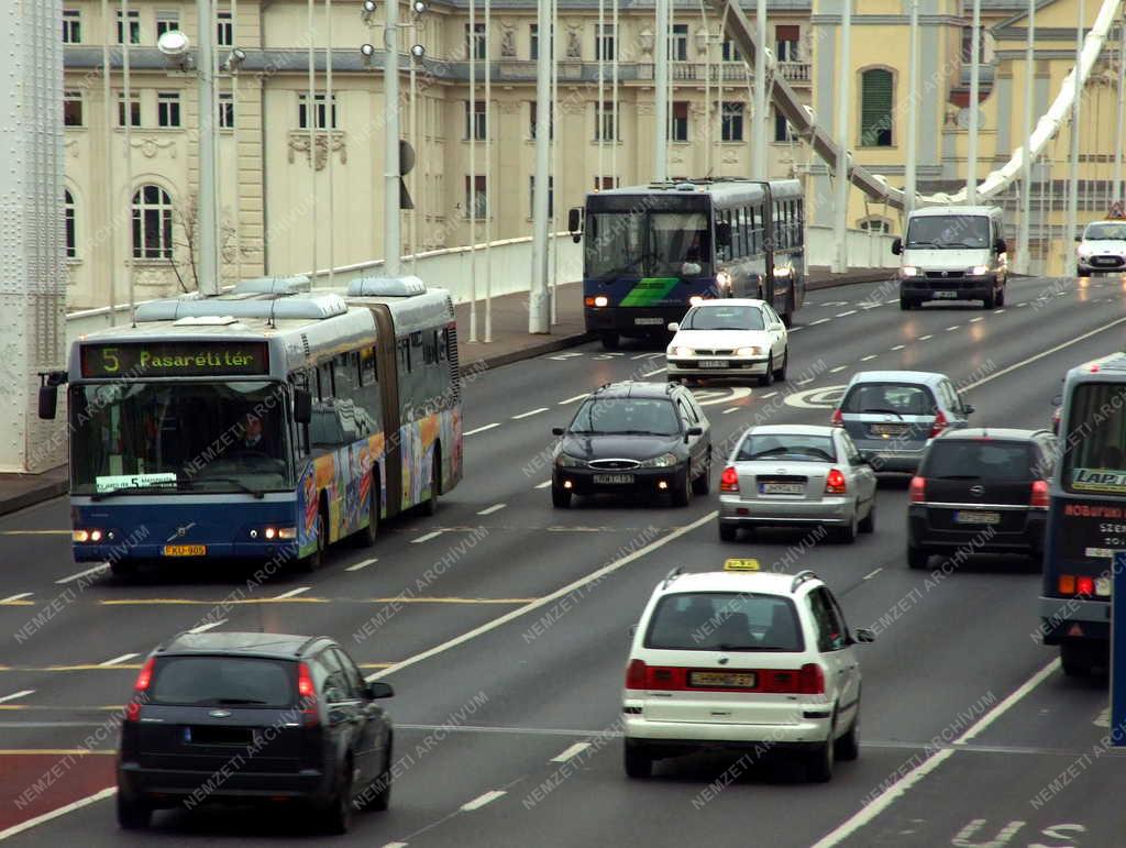 Közlekedés  - Budapest - Járműforgalom az Erzsébet hídon