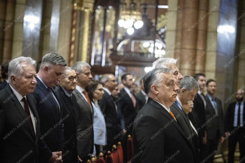 Listás mandátumot szerzett országgyűlési képviselők megbízólevelének ünnepélyes átadása