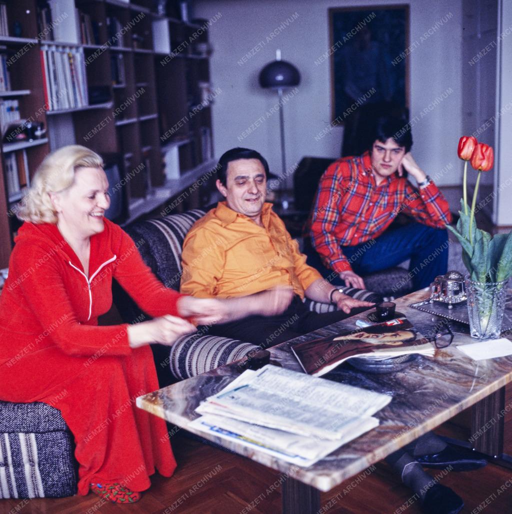 Kultúra -  Avar István színművész otthonában, felesége Gyapay Ivette és fia Ifj. Avar István társaságában