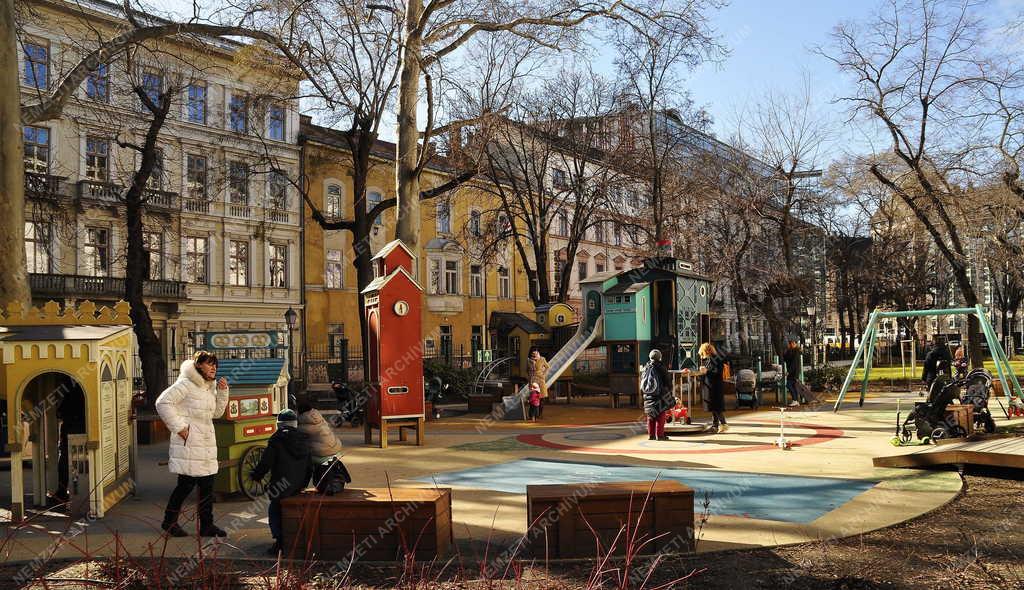Szabadidő - Budapest - A Pál utcai fiúk világát megidéző játszótér a Múzeumkertben