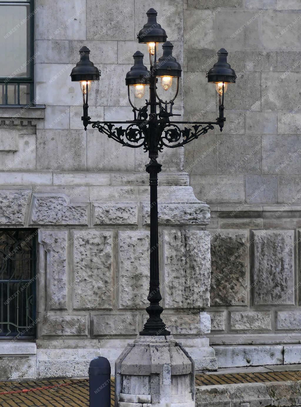 Muzeális közvilágítás - Budapest - Gázlámpa a műszaki egyetemnél